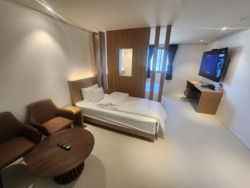 Jincheon Central Business Hotel - Motels