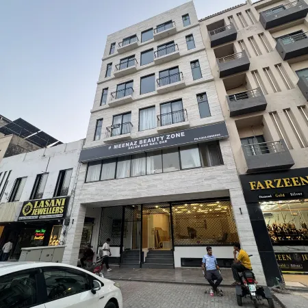 1BR Apartment in Lahore Bahria Town (Free Parking) Отели в г. Лахор