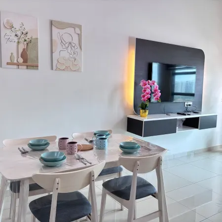 Cozy Stay with Distant Seaview | Near Jonker Walk