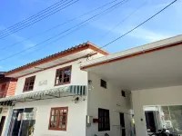 Traditional Thai house 查洛兰海滩附近的飯店
