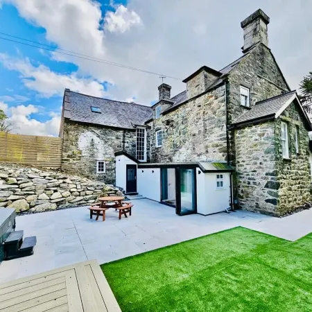 Luxury 9-Bed Manor with Hot Tub & Free Parking