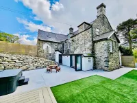 Luxury 9-Bed Manor with Hot Tub & Free Parking - Park Yeri