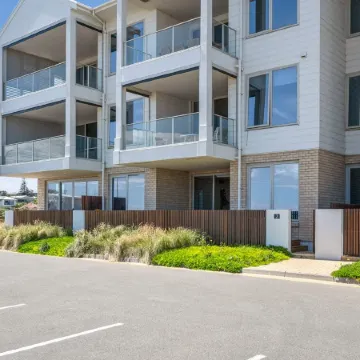 Sea Dunes Luxury Apartment - 10 steps to the beach