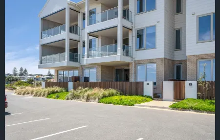 Sea Dunes Luxury Apartment - 10 steps to the beach