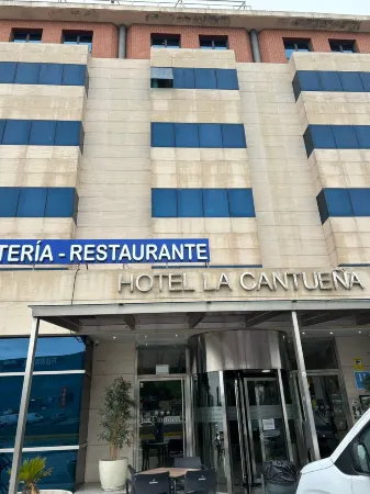 Hotel La Cantueña Отели в г. Фуэнлабрада