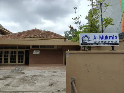 Griya Al Mukmin Guesthouse Syariah Hotel dekat Cokro Tekhnik