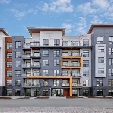 Family Stylish 1BR and Den Condo -Apartment w/City View, DT, Balcony, Parking, Laundry!