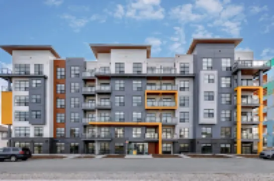 Family Stylish 1BR and Den Condo -Apartment w/City View, DT, Balcony, Parking, Laundry! Hotels in 