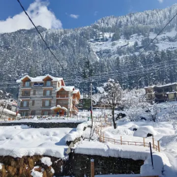 The Rohtang Chalet Hotels near Igloo stay sethan