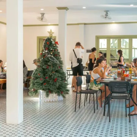 White Elephant Hostel Отели рядом с достопримечательностью «Ват Ахам»