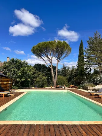 Cottage Olive on large domain with Pool, Spa, Tennis Отели в г. Сен-Жульен-Ле-Розье