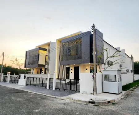 Hidden Space Private Pool Villa Bangsaen Отели рядом с достопримечательностью «Храм Ада и Рая»