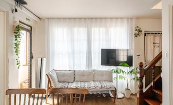 Rooftop Relaxation with Music, Movies & Vibes, 6 minutes from Itaewon St.