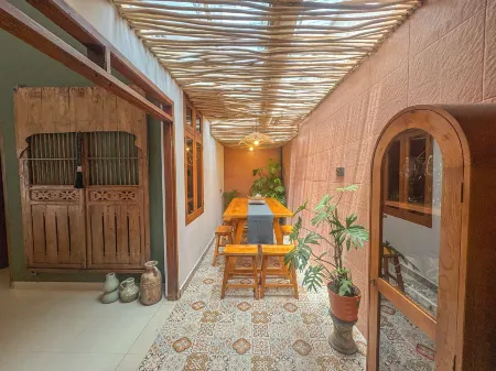 Modern Javanese 4BR Home Near Keraton Yogya