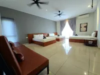 Cozy Home/Pool Cinema/Karaoke Jonker 1.2 km 20+8pax