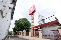 OYO 1706 Hotel H&w Solo - parkir