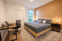 Sunny Getaway 10 Min to Disneyland with Pool & GYM