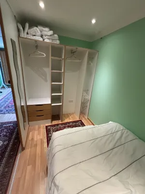 Richly decorated central Leeds flat, Headrow 550m - New