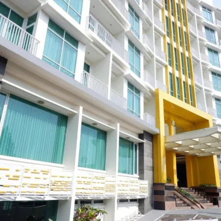 Point C Hotel Bandung Отели рядом с достопримечательностью «Плавучий рынок»