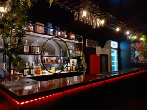 Crown Royale Hotel & Lounge Hotel di 