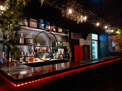 Crown Royale Hotel & Lounge