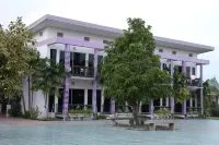 Menam Resort Hotel di Bang Len