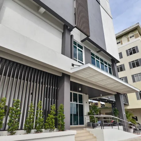 HOTEL SERI WARISAN Отели рядом с достопримечательностью «Бирманский бассейн»