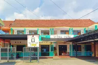 TwoSpaces Living at Sutomo Homestay, Madiun