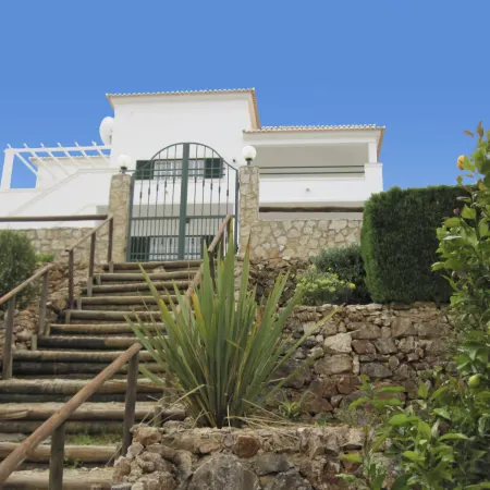 BnB Homes Villa Verde - swimming pool, marina view, BBQ and games room, garden