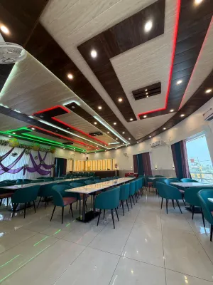 Apni Haveli Hotel And Family Restaurant - parking