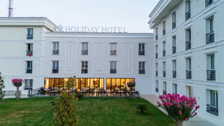 Holiday Hotel Отели рядом с достопримечательностью «Castle of Kruja»