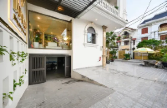 Ly Ly Luxury Hotel Hotel berhampiran Chua Vinh Phuoc