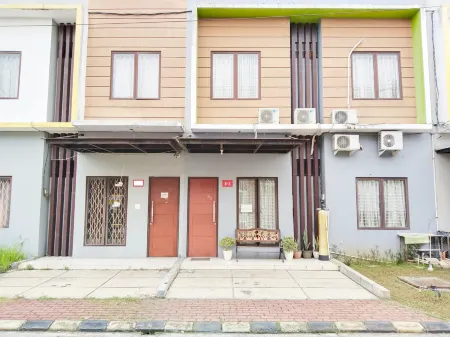 Colombus Homy Syariah Отели рядом с достопримечательностью «Masjid Baiturrohim Pindo Deli 2»