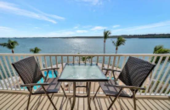 Sunlit Bayview Suite Balcony Pool & Hot Tub!