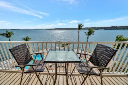 Sunlit Bayview Suite Balcony Pool & Hot Tub!
