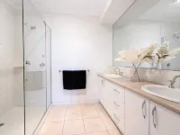 Sophisticated Urban Sanctuary Style Meets Conven Hoteles en Ivanhoe
