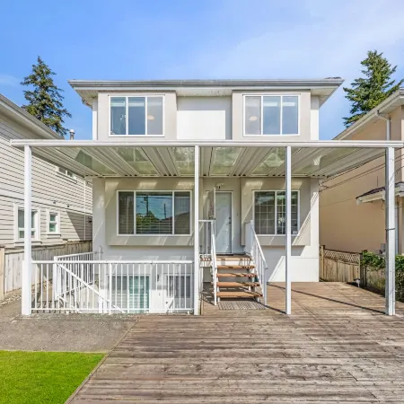 Light‑filled Contemporary 4BR Home | Free Parking
