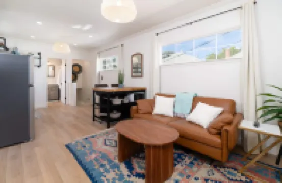Modern 1-BR Apartment Close to Downtown vibes