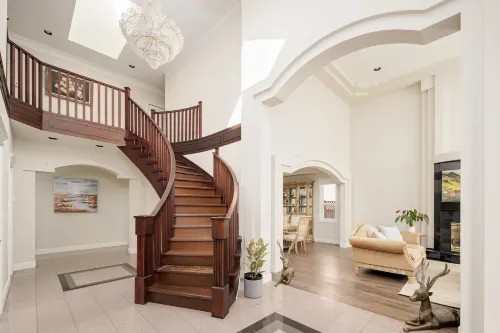 Vancouver Stay -- Downtown Richmond Luxury House Walk to Bus Station,Restaurants & Mall - 4-Star