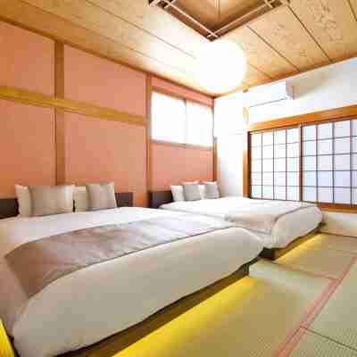 8 minutes from Namba and 40 minutes from Kansai Airport Rooms