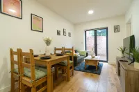 Cozy Urban 2BR with courtyard - 2-Star