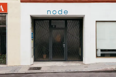 Ola Living Hostal Tetuan Отели рядом с достопримечательностью «Монастырь Энкарнасьон»