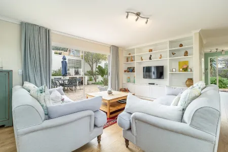 3 Bedroom Family Home, HoutBay, Cape Town, South Africa Отели рядом с достопримечательностью «Хаут-Бей»