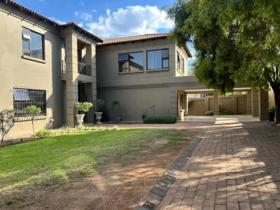 Fourways Luxury 5-Bed Home Hotels in Chartwell