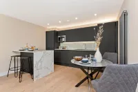 Modern 2 bedroom apartment with free parking