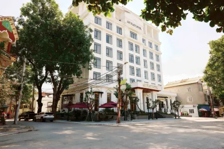An Phat Luxury Hotel Отели рядом с достопримечательностью «Hùng Vương Square»