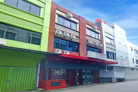 Hotel O Makassar near RS Grestelina formerly Wisma Makassar Отели рядом с достопримечательностью «Simpatik Aquarium»