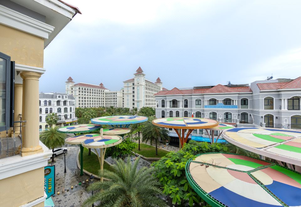 B&J HOTEL의 세련된 프런트 데스크 공간