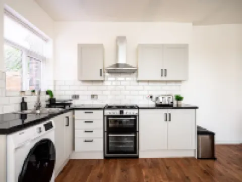 Modern 4-Bed • Free Parking • Work & Leisure Stays Hotels in Stretford