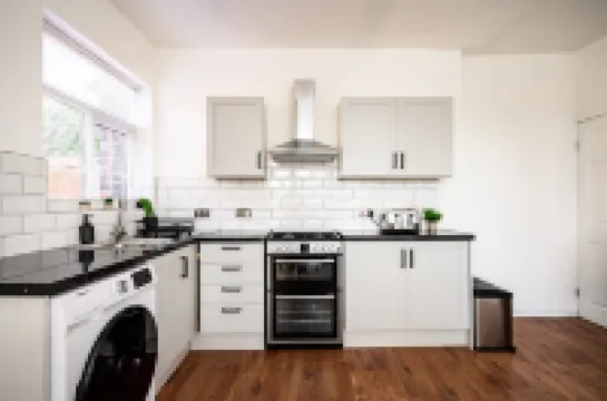 Modern 4-Bed • Free Parking • Work & Leisure Stays